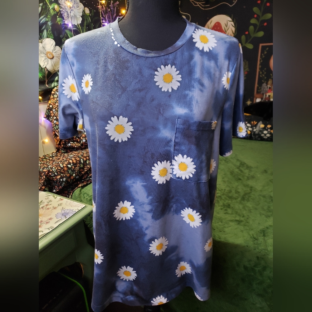 Cute blue tie-dye daisy oversized tee